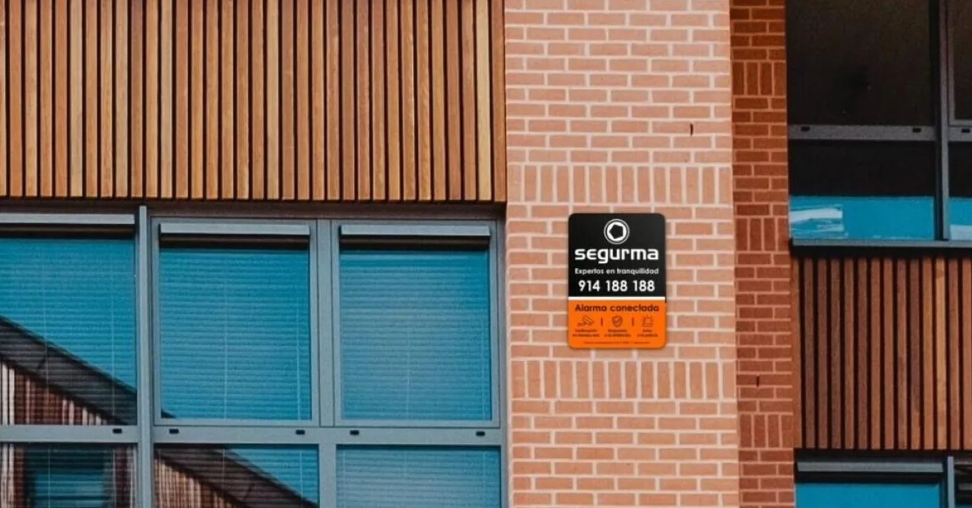 Edificio con placa disuasoria de alarma Segurma